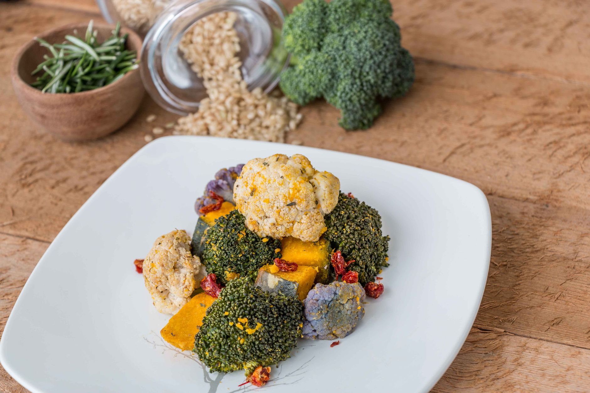 Assiette du marché joliment dressée avec des légumes de saison